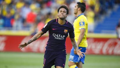 Neymar celebra uno de sus tres goles ante Las Palmas.