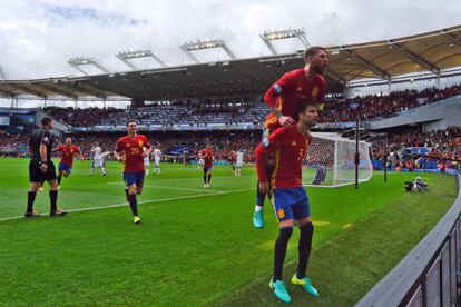 Gerard Piqué celebra su gol junto a Sergio Ramos.