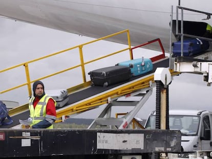 Operarios de 'handling' en el aeropuerto de Madrid-Barajas.