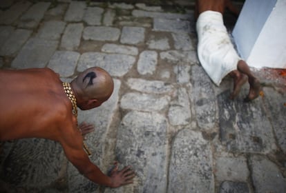 Un devoto nepalí se postra en el suelo a la entrada de un templo como parte de un ritual en el primer día del Festival Narayan Madhav, en Sankhu, al noreste de Katmandú, Nepal.