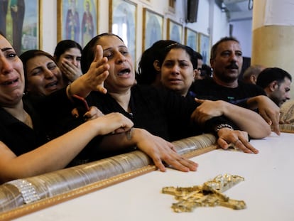 La madre de tres niños muertos durante el incendio, ayer en el funeral en una iglesia de Giza.