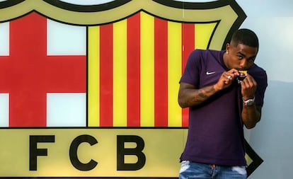 Malcom besa el escudo del Barcelona.