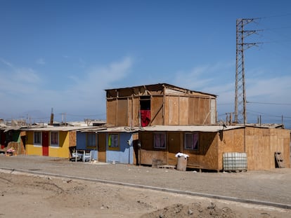 Hogares del campamento Sol saliente ubicados frente al nuevo barrio transitorio 13 de Mayo en el sector de La Chimba en Antofagasta.