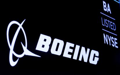 El logo de Boeing, en una pantalla de la Bolsa de Nueva York en 2019.