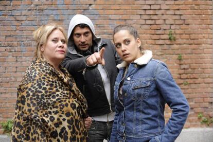 Paco Le&oacute;n with his mother Carmina (left) and sister Mar&iacute;a, during the filming of &#039;Carmina o revienta.&#039;