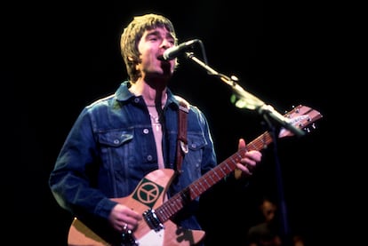 Noel Gallagher, en la voz principal en un concierto de Oasis en Chicago, abril de 2000.