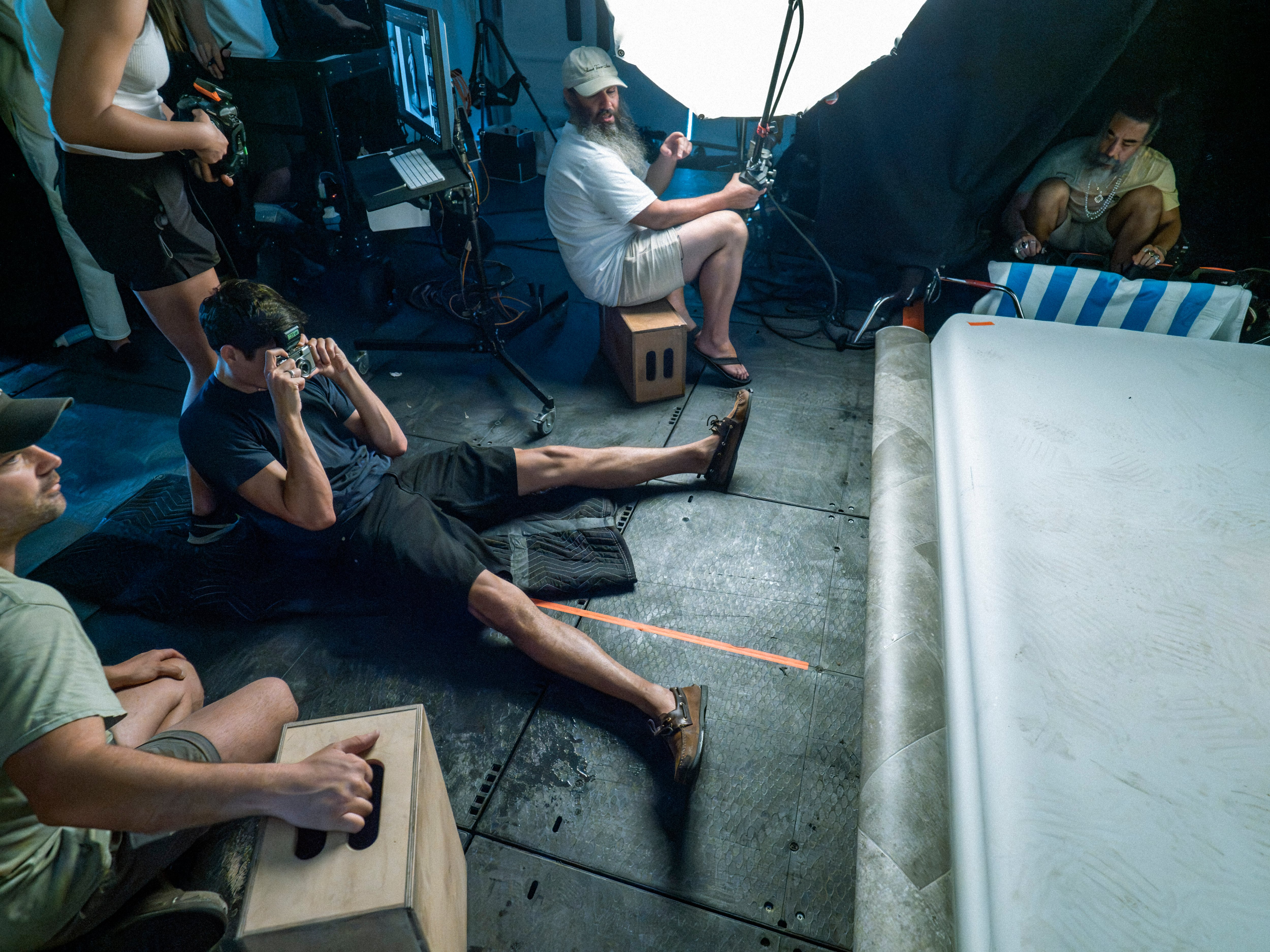 El calendario Pirelli 2025 regresa a su origen sexi, pero con un enfoque de desnudez pura y cómoda 18 El fotógrafo y también modelo Ethan James Green en una de las sesiones de fotos.