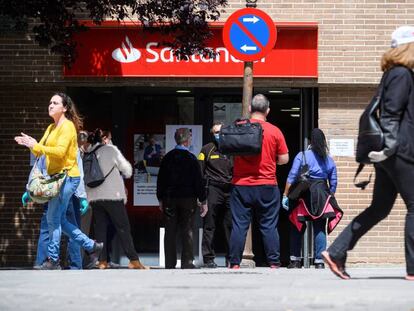 Varios clientes esperan su turno para entrar en una oficina bancaria. EFE/Fernando Villar/Archivo
