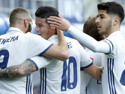 Benzema celebra su segundo gol con los compañeros.