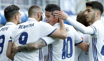 Benzema celebra su segundo gol con los compañeros.