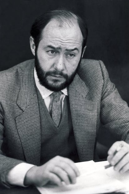 Alfredo Pérez Rubalcaba durante una rueda de prensa de la Secretaría de Estado de Universidades e Investigación, el 4 de febrero de 1983.