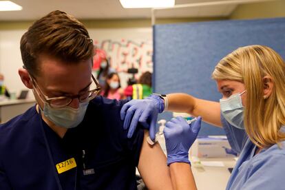 Una estudiante de Medicina administra la vacuna de Pfizer, el día 16 en un hospital de Indianápolis, Indiana.