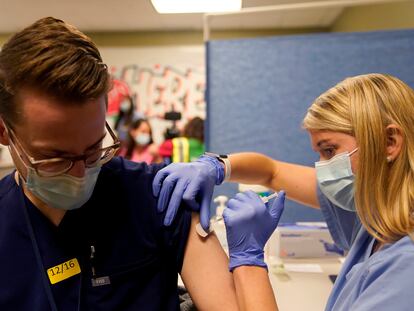 Una estudiante de Medicina administra la vacuna de Pfizer, el día 16 en un hospital de Indianápolis, Indiana.