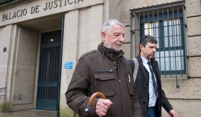 Emilio Pascual (izquierda) abandona el juzgado junto a su abogado