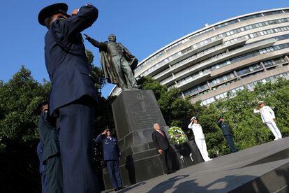 López Obrador, en la rotonda que alberga la estatua de Benito Juárez en Washington.