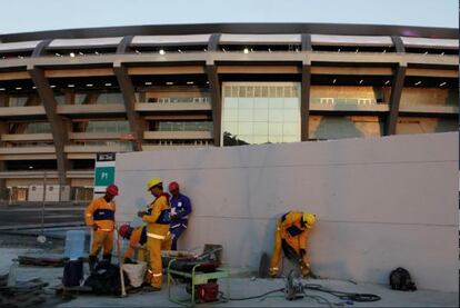 Trabajadores en el Maracanã, Río de Janeiro, en junio.