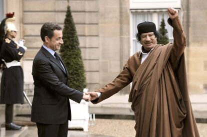 Nicolas Sarkozy recibe a Gadafi en el El&iacute;seo en 2007.