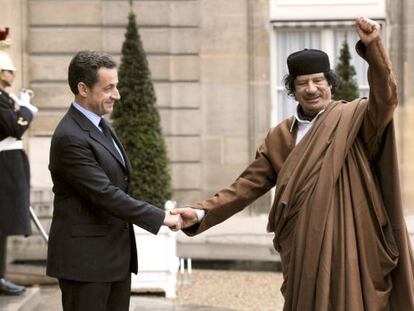 Nicolas Sarkozy recibe a Gadafi en el El&iacute;seo en 2007.
