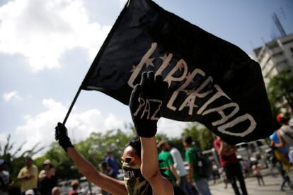 Un manifestante sostiene una bandera durante la protesta en Caracas.