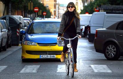 Una ciclista en Valencia.