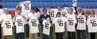 Los delegados del Comité de Evaluación del Comité Olímpico Internacional muestran sus camisetas del Real Madrid en la visita a la capital del pasado mayo.