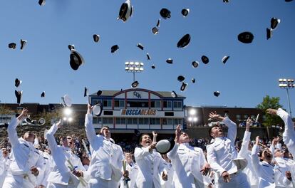 Marines recién graduados lanzan sus gorras al aire tras la celebración de la Ceremonia de Inicio de la Academia de la Guardia Costera de los Estados Unidos, a la que asistió Donald Trump, en New London, Connecticut.