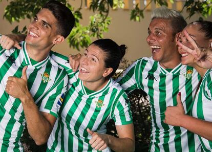 Marc Bartra, Irene Guerrero, Joaquín y Bea Parra, del Betis, se toman un 'selfie'.