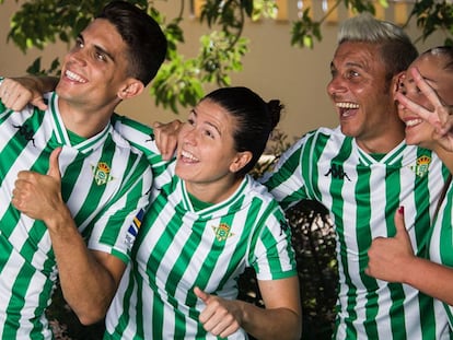 Marc Bartra, Irene Guerrero, Joaquín y Bea Parra, del Betis, se toman un 'selfie'.