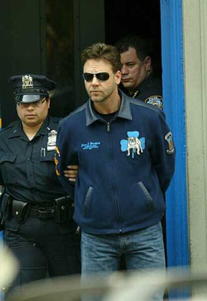 Russell Crowe, esposado, durante su arresto en la madrugada del lunes.