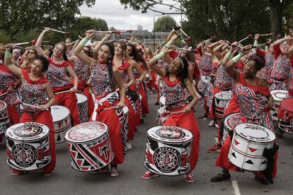 Una banda practica antes del desfile durante el Carnaval de Notting Hill.