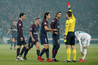 Felix Brych le muestra la tarjeta roja a Verrati, del PSG.