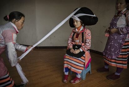 China reconoce oficialmente a 56 minorías étnicas diferentes, y las estadísticas muestran que más de 7 millones de chinos se identifican como Miao. En la imagen, una joven de la minoría Long Horn Miao se preprara para una celebración, en Longga (China).