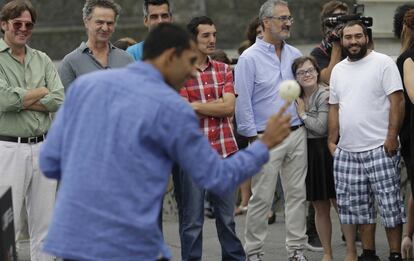 El actor Stefan López hace girar una pelota durante la presentación de 'Ni distintos ni diferentes: Campeones', el 28 de septiembre.