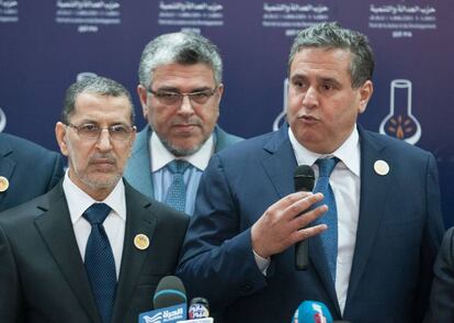Aziz Ajanuch, a la derecha, habla en Rabat el 21 de marzo junto al primer ministro El Otmani.