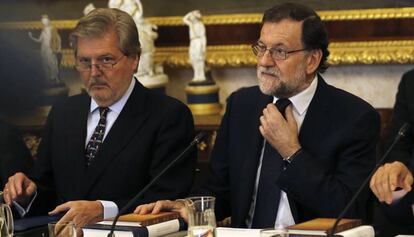 El presidente del Gobierno en funciones, Mariano Rajoy, y el ministro de Cultura en funciones, Íñigo Méndez de Vigo (iz).