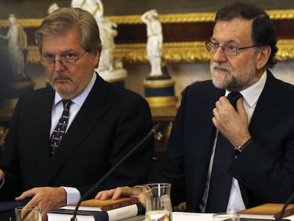 El presidente del Gobierno en funciones, Mariano Rajoy, y el ministro de Cultura en funciones, &Iacute;&ntilde;igo M&eacute;ndez de Vigo (iz).