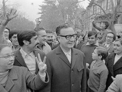 Salvador Allende después de emitir su voto en las elecciones presidenciales de Chile de 1970.