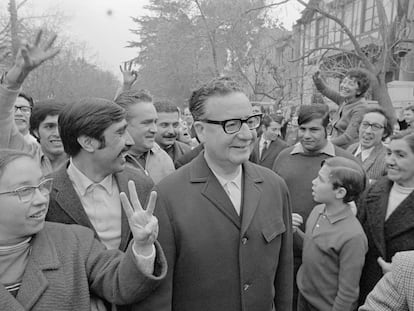 Salvador Allende después de emitir su voto en las elecciones presidenciales de Chile de 1970.