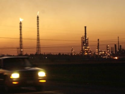 Al fondo, una refiner&iacute;a en la ciudad de Salamanca (M&eacute;xico).