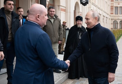 Putin estrechaba la mano al gobernador de Sebastopol, Mijaíl Razvozháyev, este sábado en la península de Crimea.