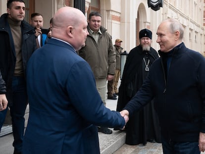 Putin estrechaba la mano al gobernador de Sebastopol, Mijaíl Razvozháyev, este sábado en la península de Crimea.