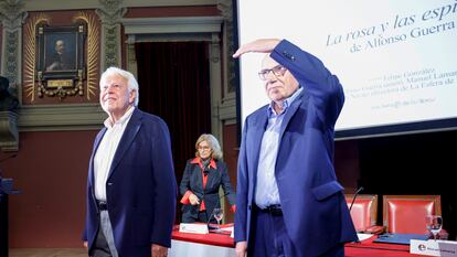 Felipe González y Alfonso Guerra, durante el acto en el Ateneo de Madrid.