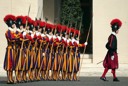 Miembros de la Guardia Suiza permanecen atentos a la lleada del presidente libio, Michel Aoun, para su reunión con el papa Francisco en el Vaticano.