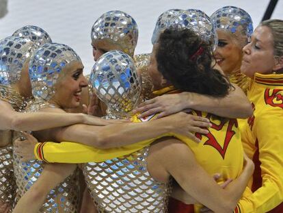 El equipo español de natación sincronizada celebra con Anna Tarrés (d) el bronce de los Juegos de Londres.