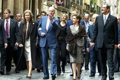 Los reyes de España y el presidente de México, Vicente Fox, y su esposa pasean por Salamanca junto a otros asistentes a la cumbre.