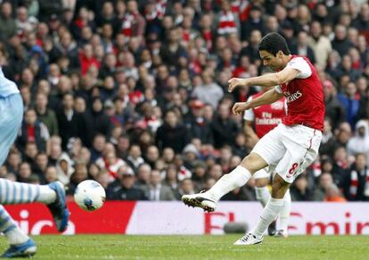 Mikel Arteta remata desde fuera del área y engaña a Hart en el único gol del partido