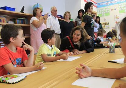 La consejera Cristina Uriarte conversa este lunes con unos alumnos de un colegio de Mungia.