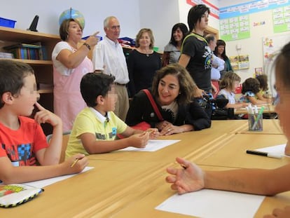 La consejera Cristina Uriarte conversa este lunes con unos alumnos de un colegio de Mungia.