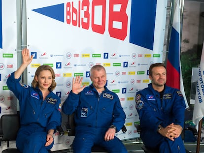 La actriz Yulia Peresild, el astronauta Oleg Novitsky y el director Klim Shipenko (de izquierda a derecha), durante la rueda de prensa celebrada el martes en Moscú.