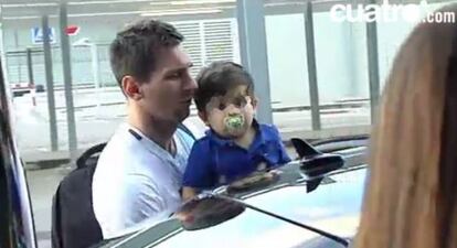 Messi entra en el coche con su hijo.